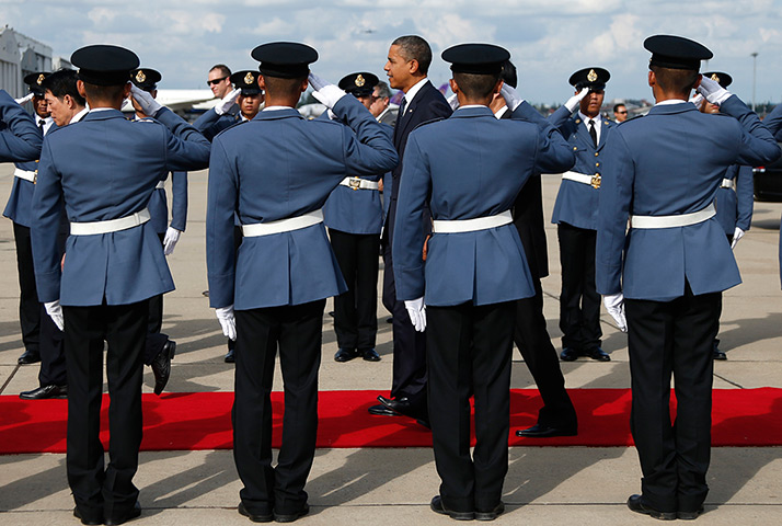 24 hours in pictures: Barack Obama at International Airport in Bangkok
