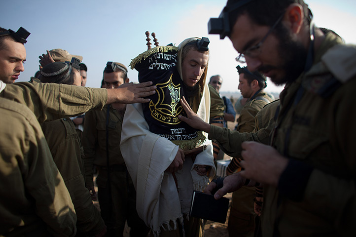Gaza conflict: Israeli soldiers perform their morning prayers 