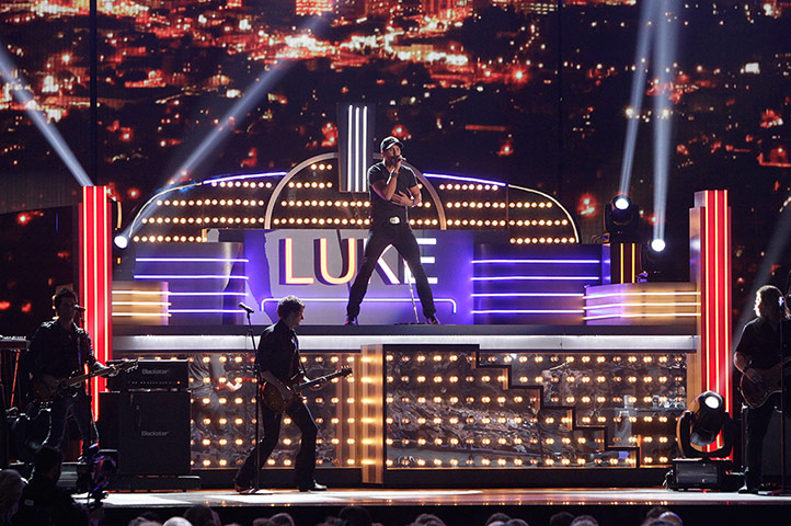 CMA: Luke Bryan performs Kiss Tomorrow Goodbye