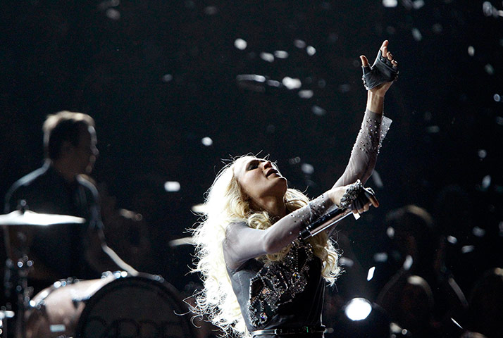 CMA: Carrie Underwood performs Blown Away