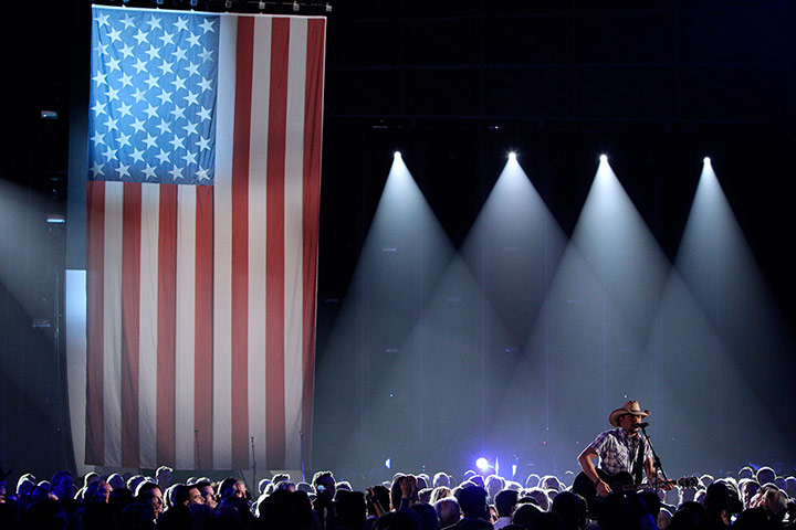 CMA: Jason Aldean mingles with the audience during his preformance
