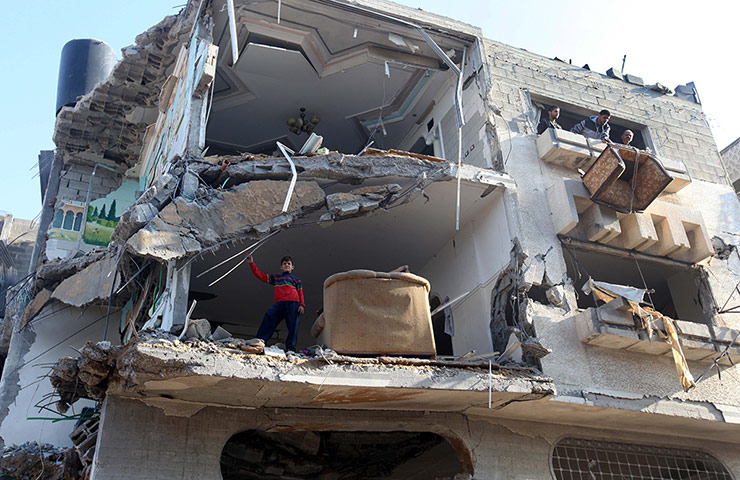 Israel Gaza : Palestinians salvage belongings from a destroyed building in Gaza City