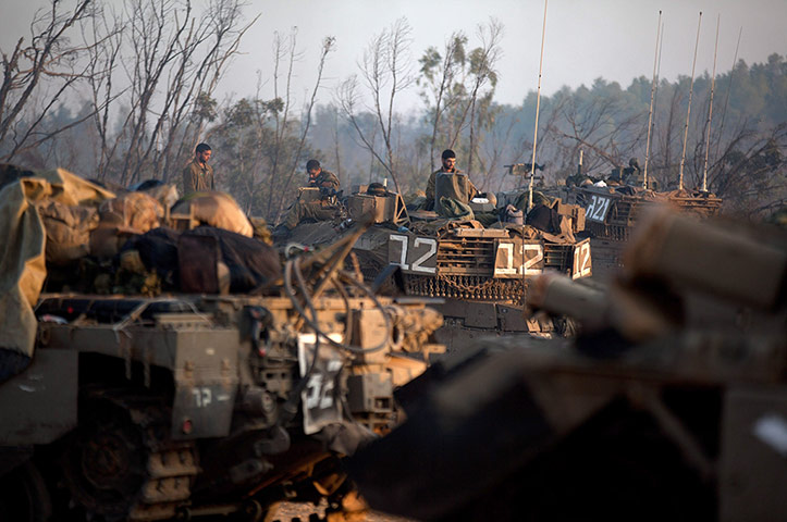 Israel Gaza : Israeli soldiers prepare weapons and vehicles