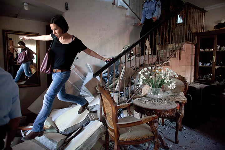 Israel Gaza : Emergency services inspect a house in Beersheba, Israel