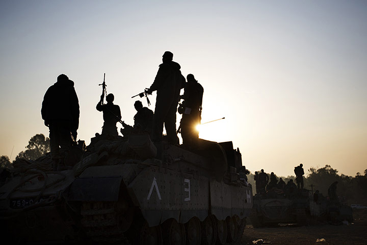 Israel Gaza : Israeli soldiers stand on tanks at an army deployment area