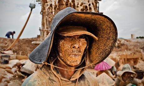 Un minatore di stagno in Bangka, Indonesia