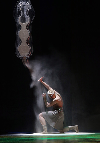 24 hours: Vitebsk, Belarus: A Russian artist performs Modern Choreography 