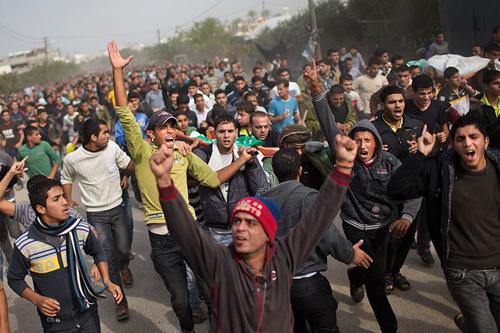 Bernat Armangue: Palestinians chant slogans and carry the bodies of Hamas militants in Gaza