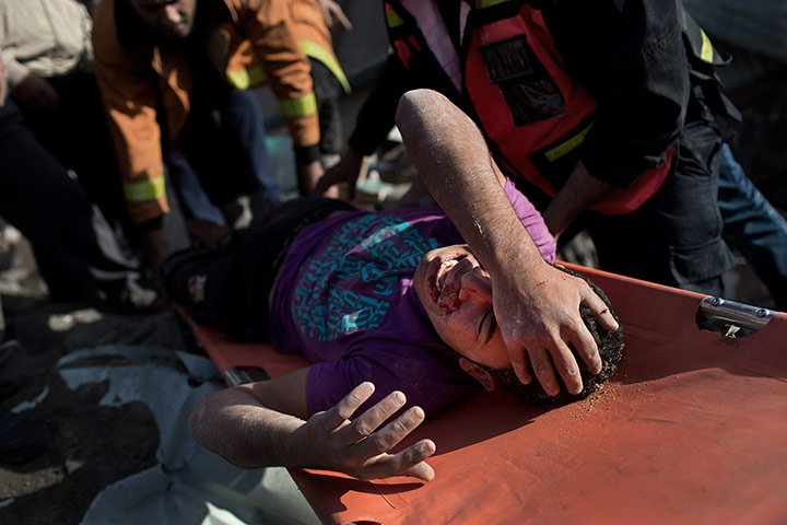 Bernat Armangue: Osama Abdel Aal is rescued after his family house collapsed in Gaza