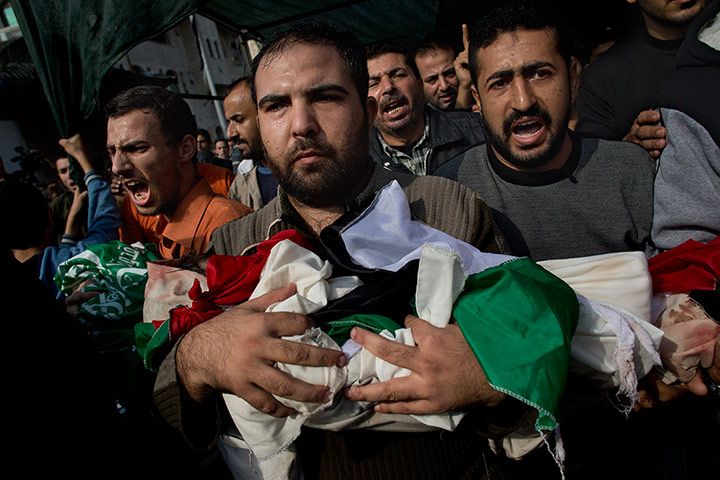 Bernat Armangue: Palestinians carry bodies of members of the al-Dallu family in Gaza