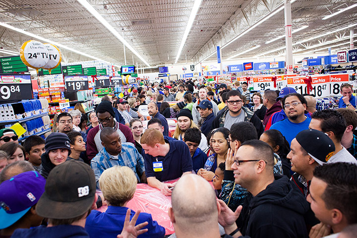 Black Friday: Las Vegas: Customers wait for PlayStation games