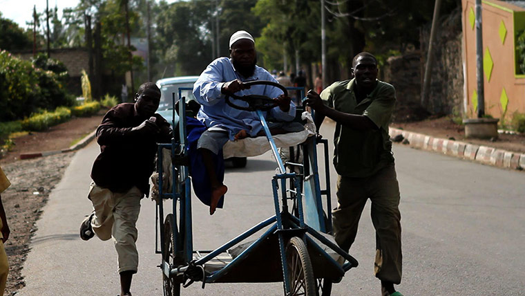 Goma fighting: A disabled man is rushed to the border to escape the fighting