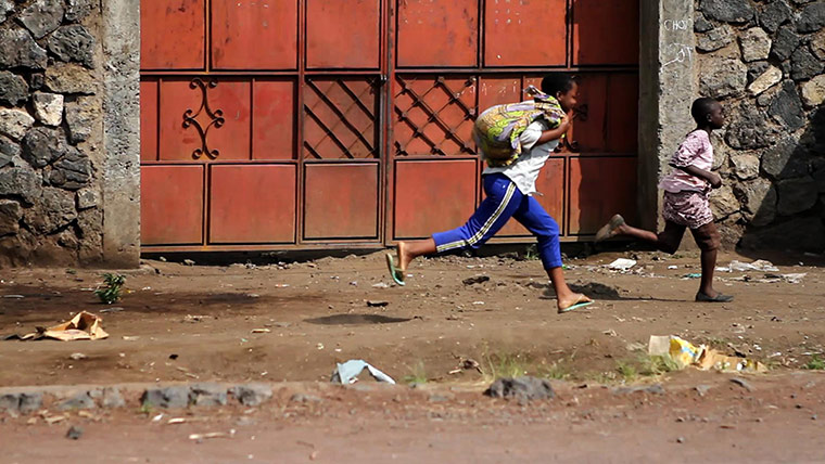 Goma fighting: Kids running for cover