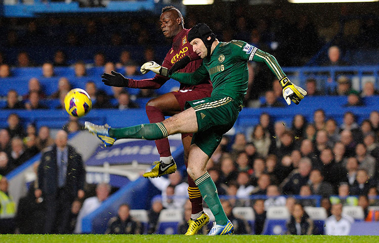 chelsea v citah: Petr Cech rushes a clearance under pressure from Mario Balotelli