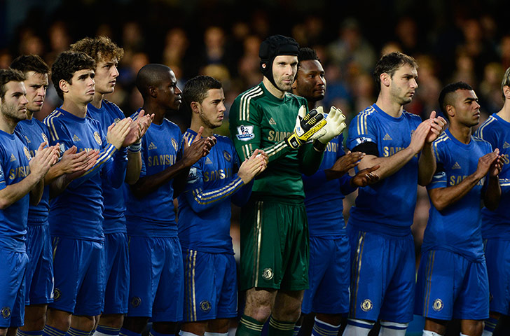 chelsea v citah: Chelsea players applaud the memory of Dave Sexton