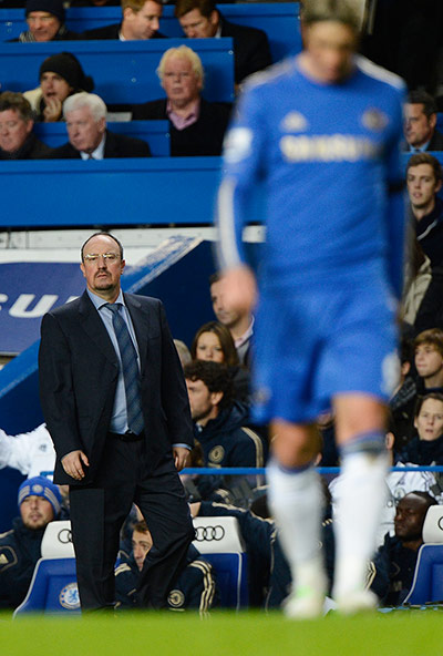 chelsea v citah: Rafa Benitez looks anxiously towards Fernando Torres