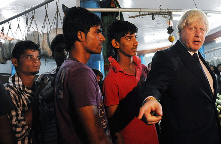 Boris in India: London Mayor Boris Johnson meets market stall 