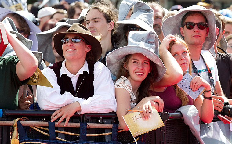 The Hobbit premiere: Hobbit fans wait for the actors to arrive