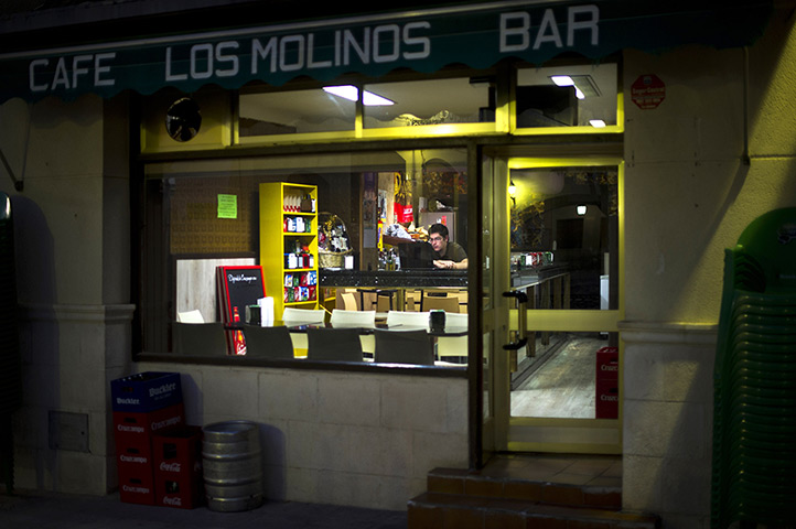 FTA: Jasper Juinen: A barman surfs the internet on his laptop