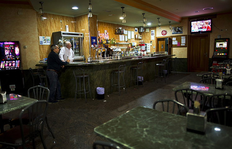 FTA: Jasper Juinen: A barman chats with his only customer on a Friday night