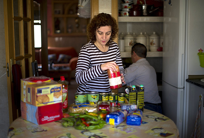 FTA: Jasper Juinen: People store food they received at a Red Cross point in their kitchen