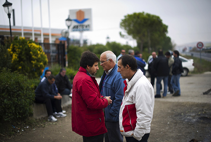 FTA: Jasper Juinen: Laid-off workers from the Artevi door factory chat during a picket
