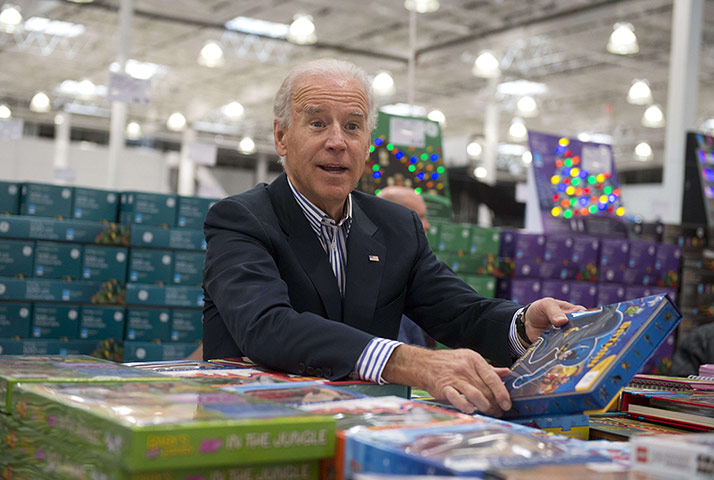 biden-at-costco: US Vice President Joe Biden selects book