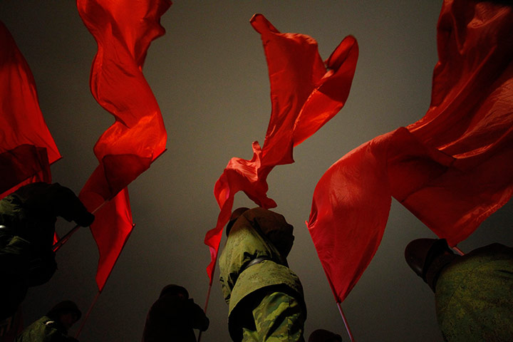 24 hours: Russian servicemen hold flags in Red Square, Moscow
