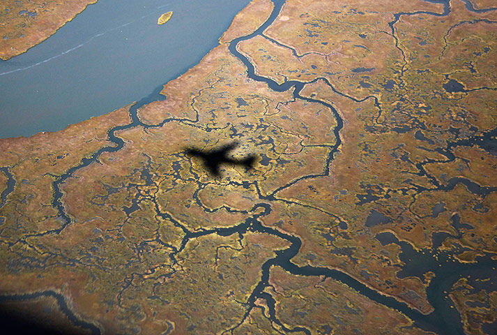 Twenty Photos: The shadow of Air Force One as it approaches Atlantic City Airport