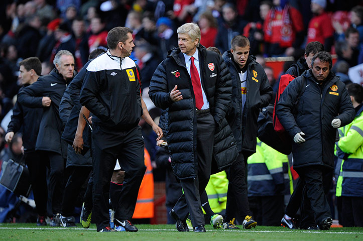Man Utd v Arsenal: Arsene Wenger walks off after the final whistle 
