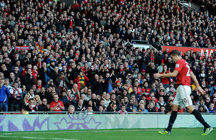 Man Utd v Arsenal: Robin Van Persie is applauded by the home fans