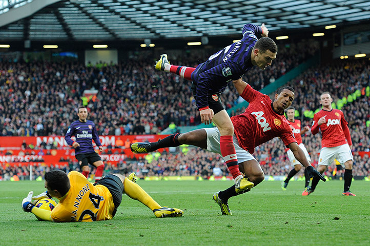Man Utd v Arsenal: Mannone dives at the feet of Vermaelen and Nani