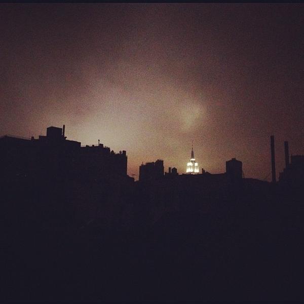Dark Manhattan skyline tweeted by @ronniejoice 