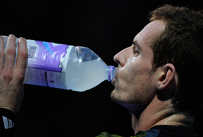 Murray v Berdych: Murray drinks