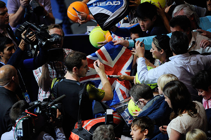 Murray v Berdych: Murray autographs