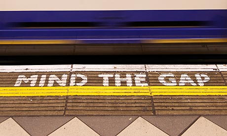 mind the gap sign at bank underground station