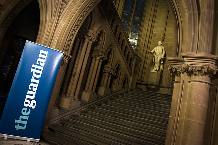 LGLQ: Town hall entrance