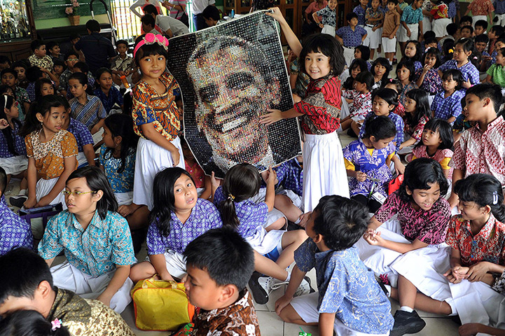 World election reaction: Jakarta, Indonesia: Elementary students at Menteng 01 elementary school