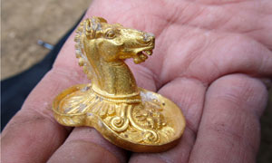 Bulgarian archaeologists find golden treasures in ancient Thracian tomb