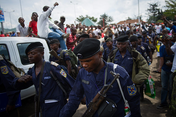 Goma: Congolese National Police march into the central bank in the city of Goma