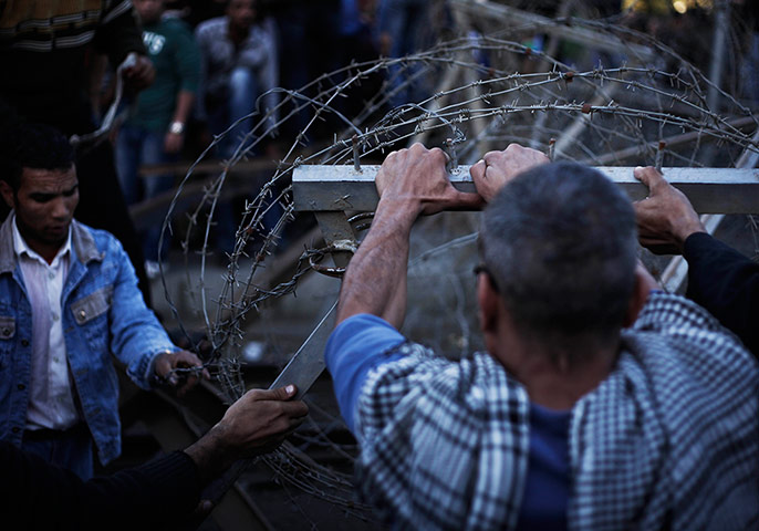 Egypt protests: Egyptian protesters take down the barbed wire barrier barricade