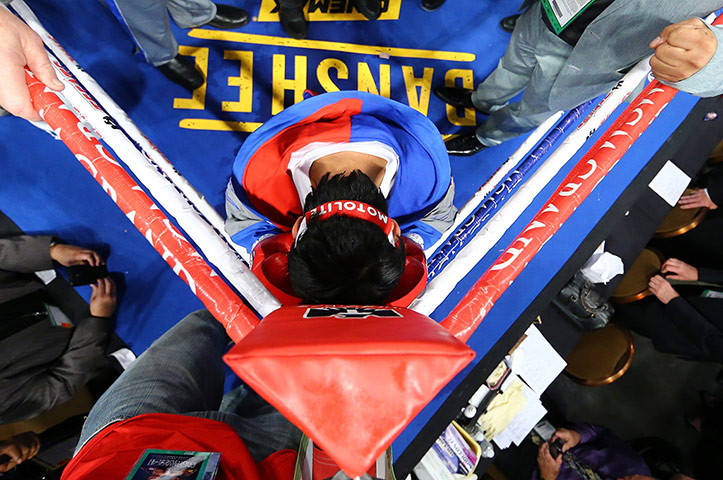 Márquez v Pacquiao: Pacquiao prays