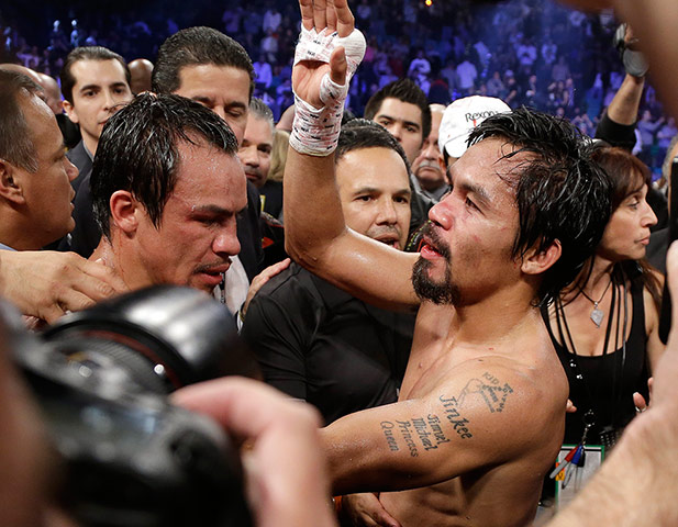 Márquez v Pacquiao: Fighters embrace