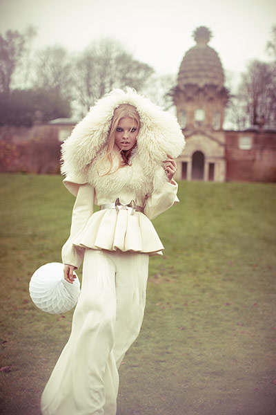 Gold and white: Gold and white: seven different looks - in pictures