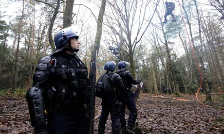 Police anti-émeutes françaises près de Nantes