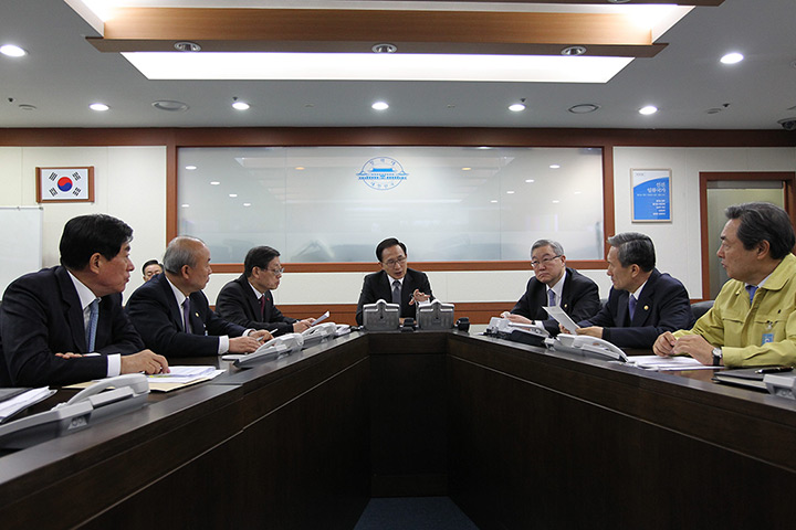 North Korea missile: South Korean president Lee Myung-bak meeting