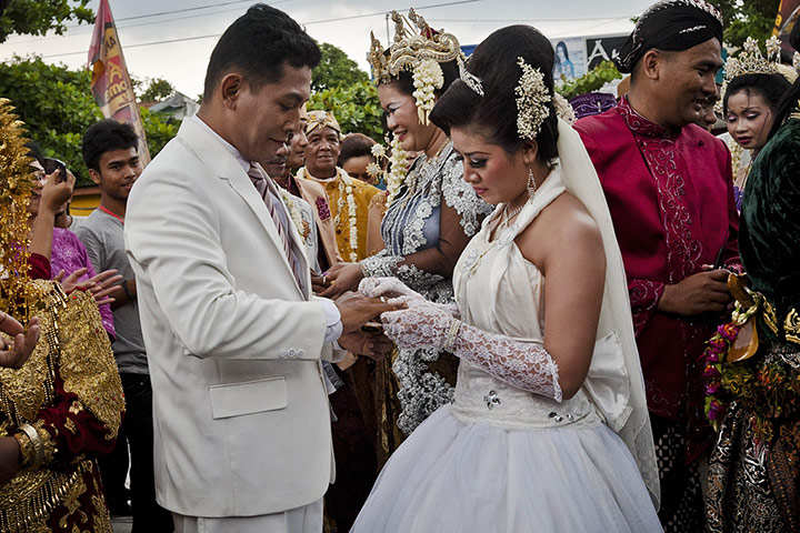 December 12 2012: Couples Wed In Indonesia 