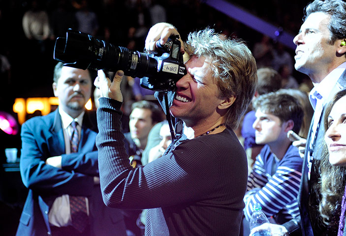 Sandy gig: Jon Bon Jovi joins the crowd to photograph the show