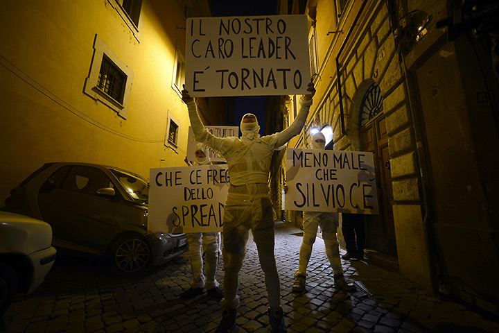 24 hours: Rome, Italy: Demonstrators dressed like mummies 