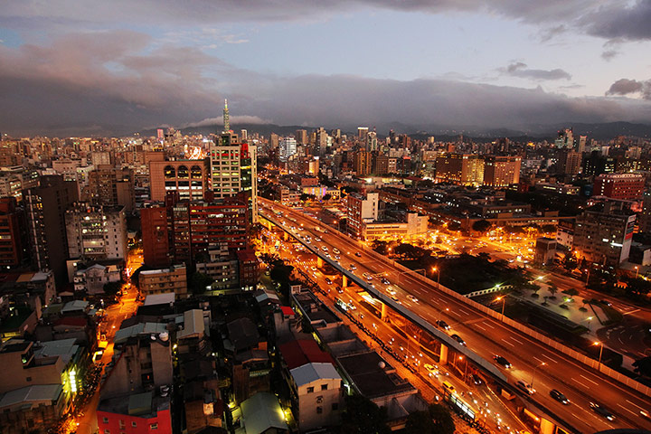 24 hours: Taipei, Taiwan: the city as night draws in